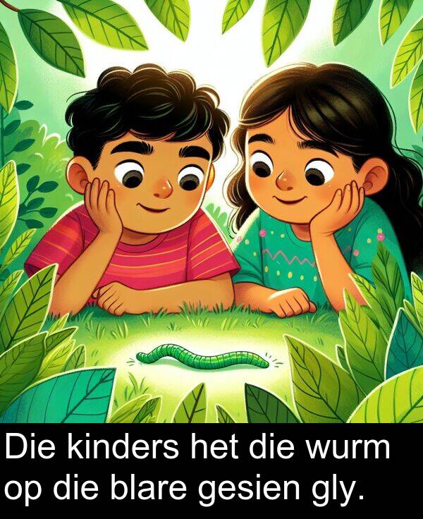 wurm: Die kinders het die wurm op die blare gesien gly.