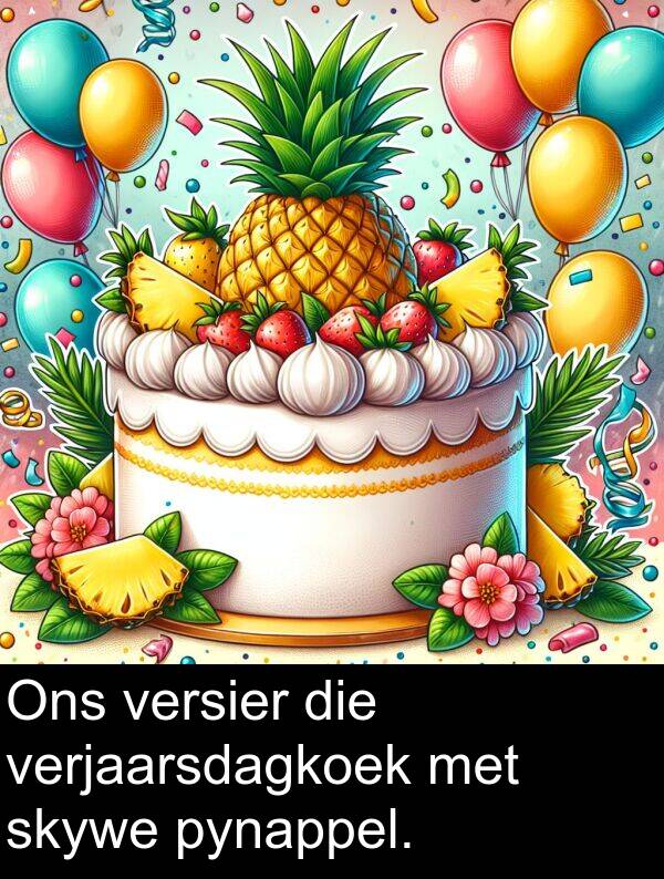 versier: Ons versier die verjaarsdagkoek met skywe pynappel.