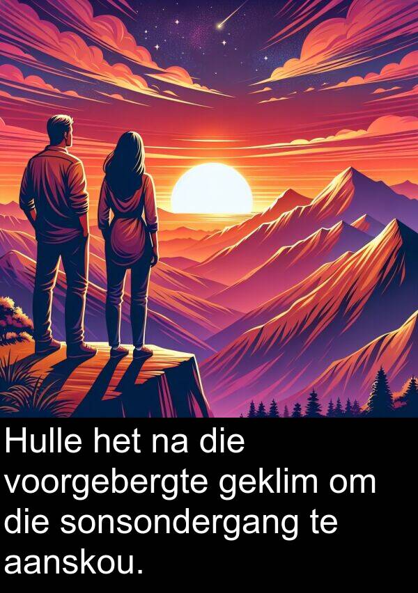 geklim: Hulle het na die voorgebergte geklim om die sonsondergang te aanskou.