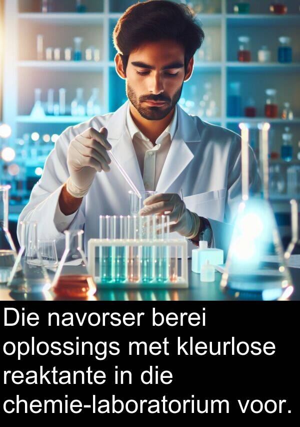 reaktante: Die navorser berei oplossings met kleurlose reaktante in die chemie-laboratorium voor.
