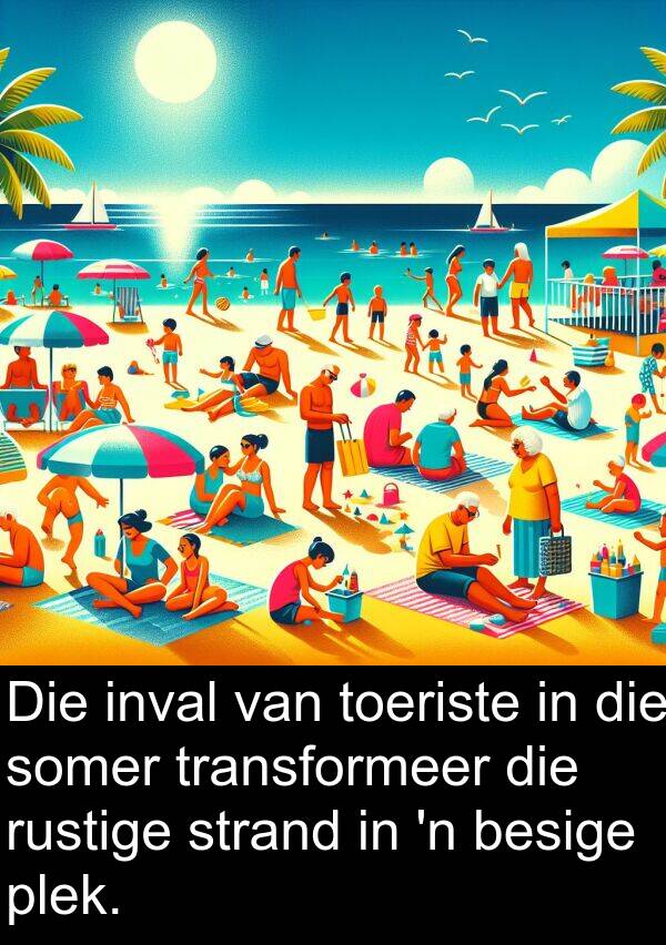 inval: Die inval van toeriste in die somer transformeer die rustige strand in 'n besige plek.