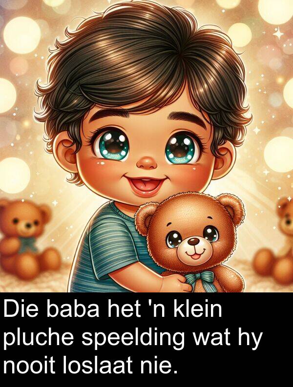 baba: Die baba het 'n klein pluche speelding wat hy nooit loslaat nie.