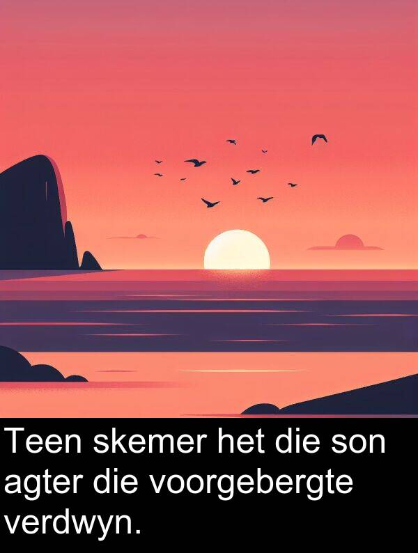 agter: Teen skemer het die son agter die voorgebergte verdwyn.