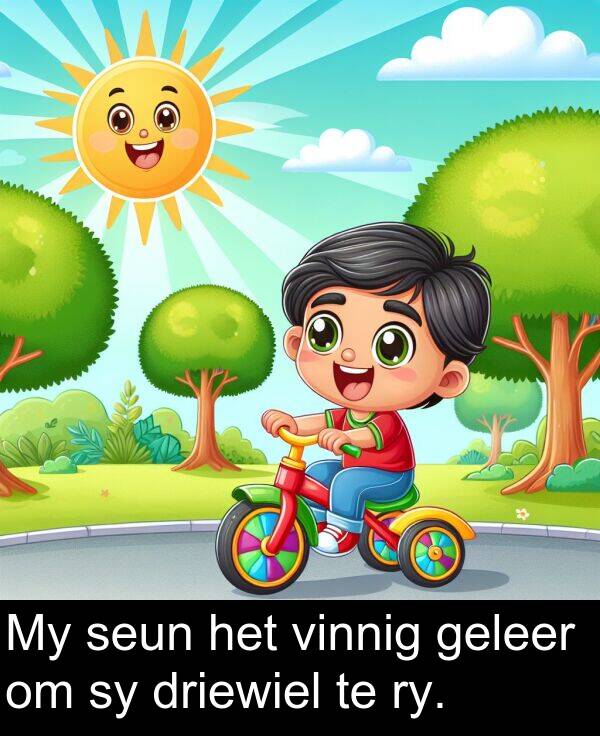geleer: My seun het vinnig geleer om sy driewiel te ry.