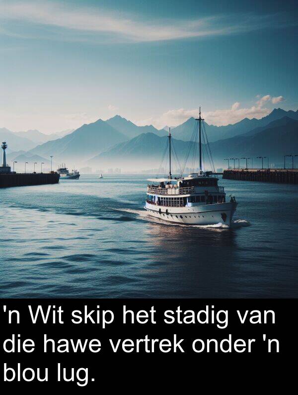 hawe: 'n Wit skip het stadig van die hawe vertrek onder 'n blou lug.