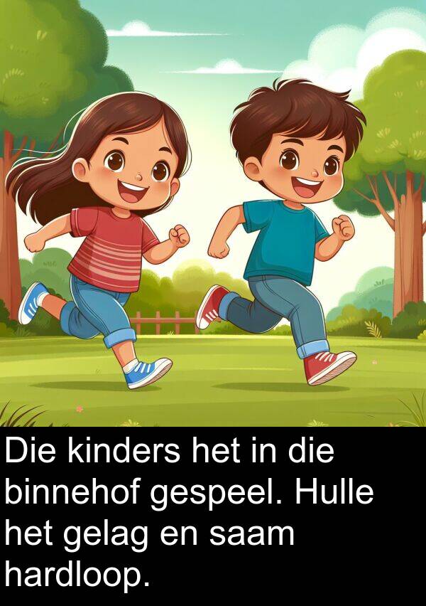 gelag: Die kinders het in die binnehof gespeel. Hulle het gelag en saam hardloop.