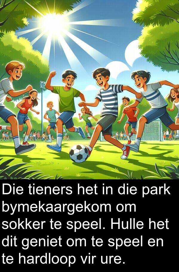 hardloop: Die tieners het in die park bymekaargekom om sokker te speel. Hulle het dit geniet om te speel en te hardloop vir ure.