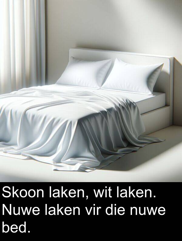 wit: Skoon laken, wit laken. Nuwe laken vir die nuwe bed.