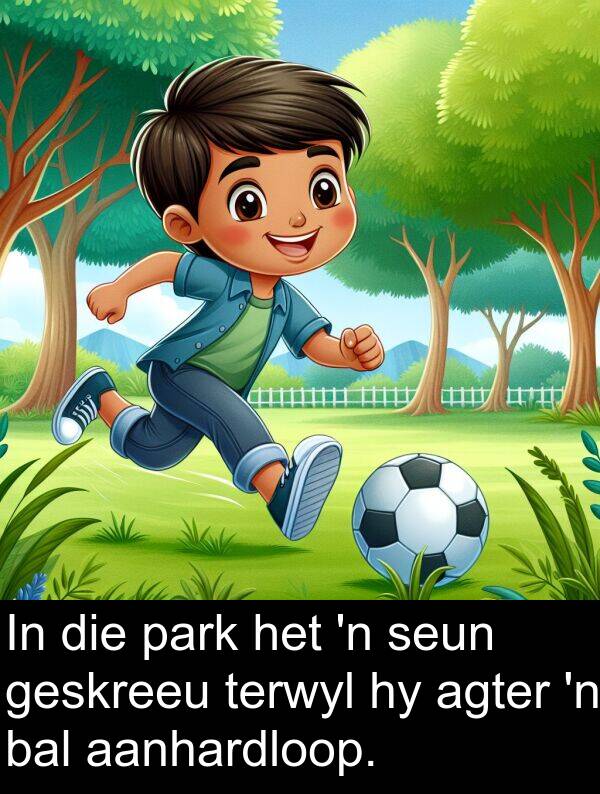 agter: In die park het 'n seun geskreeu terwyl hy agter 'n bal aanhardloop.