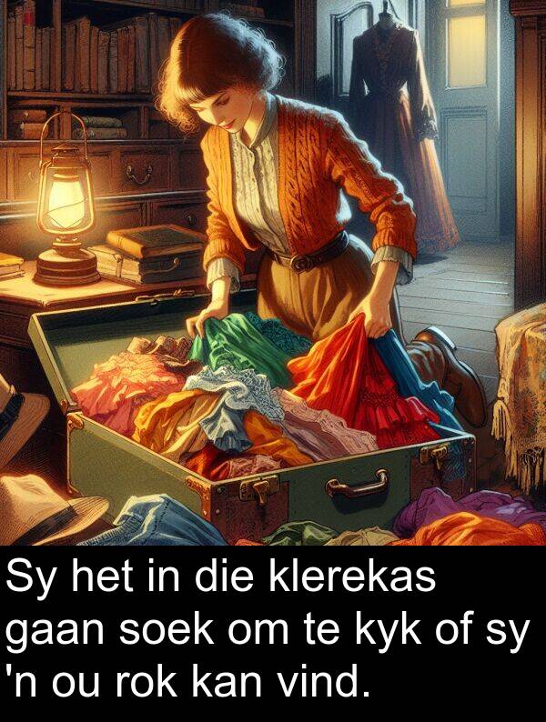 rok: Sy het in die klerekas gaan soek om te kyk of sy 'n ou rok kan vind.