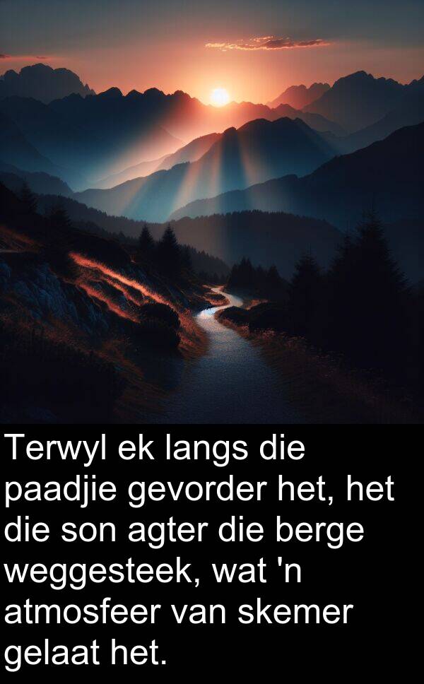 gelaat: Terwyl ek langs die paadjie gevorder het, het die son agter die berge weggesteek, wat 'n atmosfeer van skemer gelaat het.