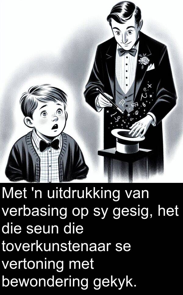 gekyk: Met 'n uitdrukking van verbasing op sy gesig, het die seun die toverkunstenaar se vertoning met bewondering gekyk.