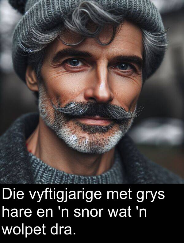 dra: Die vyftigjarige met grys hare en 'n snor wat 'n wolpet dra.