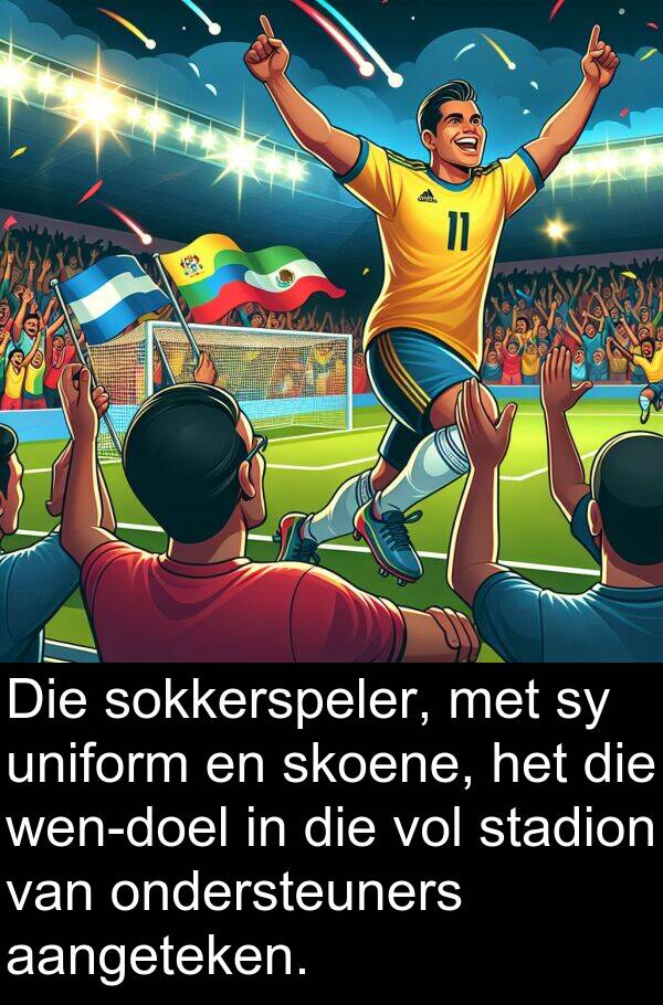 skoene: Die sokkerspeler, met sy uniform en skoene, het die wen-doel in die vol stadion van ondersteuners aangeteken.