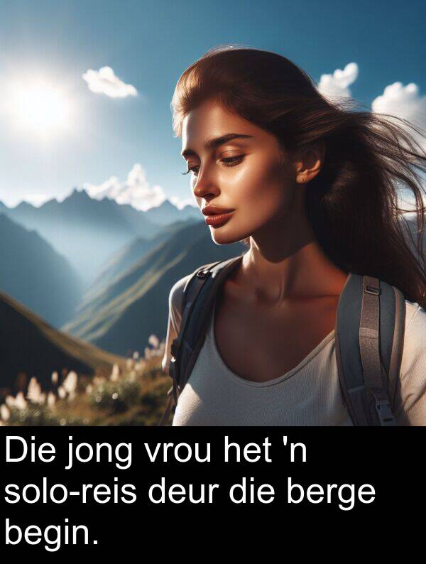 deur: Die jong vrou het 'n solo-reis deur die berge begin.