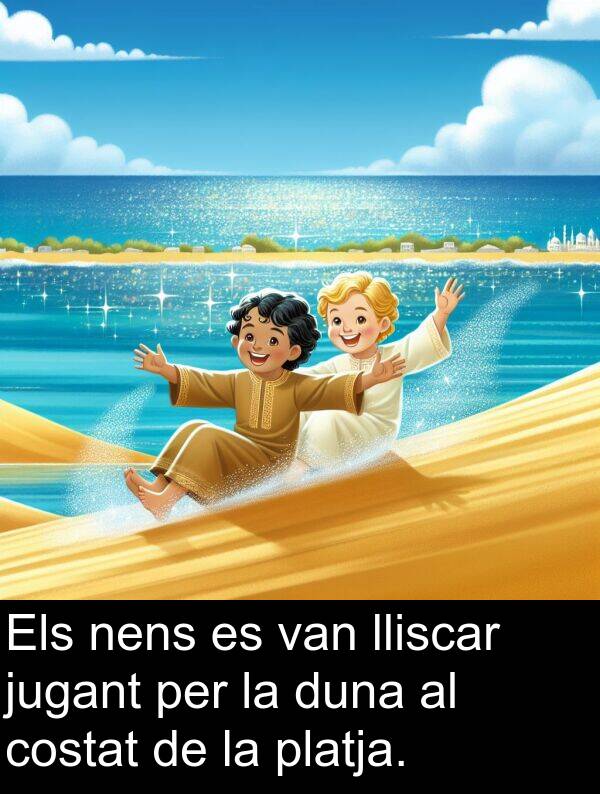 jugant: Els nens es van lliscar jugant per la duna al costat de la platja.