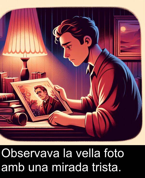 mirada: Observava la vella foto amb una mirada trista.