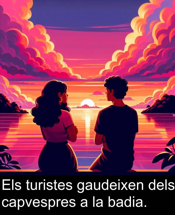 capvespres: Els turistes gaudeixen dels capvespres a la badia.