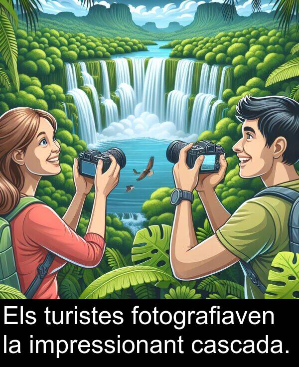 impressionant: Els turistes fotografiaven la impressionant cascada.