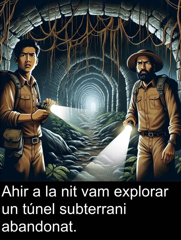 nit: Ahir a la nit vam explorar un túnel subterrani abandonat.