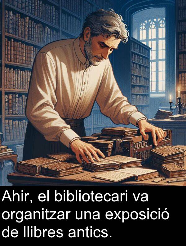 llibres: Ahir, el bibliotecari va organitzar una exposició de llibres antics.