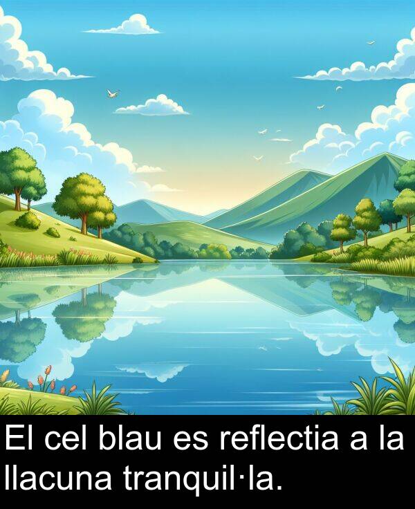 tranquil·la: El cel blau es reflectia a la llacuna tranquil·la.