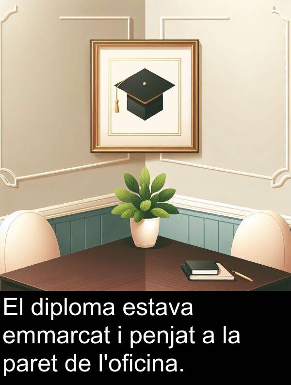 penjat: El diploma estava emmarcat i penjat a la paret de l'oficina.