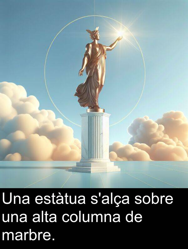 estàtua: Una estàtua s'alça sobre una alta columna de marbre.