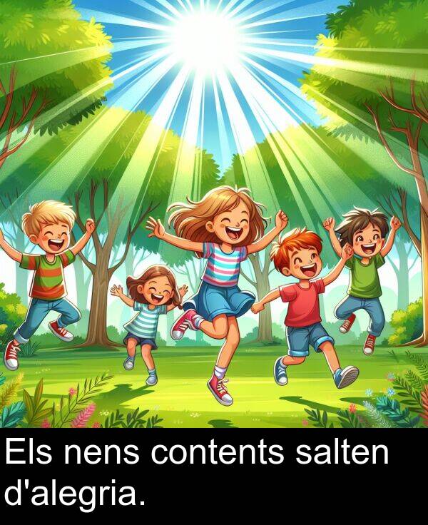 nens: Els nens contents salten d'alegria.