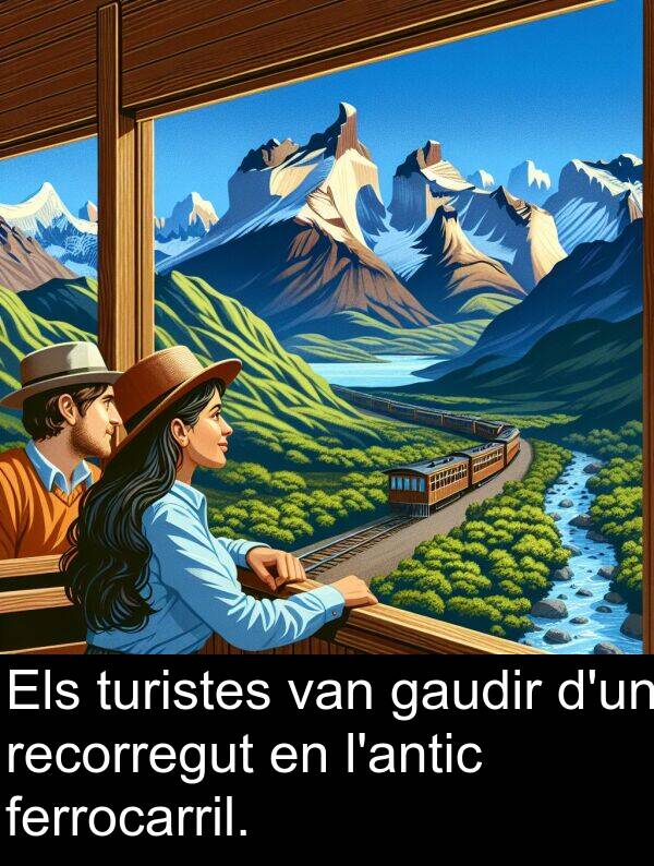 gaudir: Els turistes van gaudir d'un recorregut en l'antic ferrocarril.