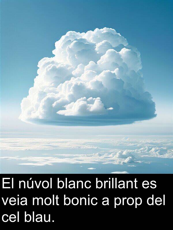 bonic: El núvol blanc brillant es veia molt bonic a prop del cel blau.