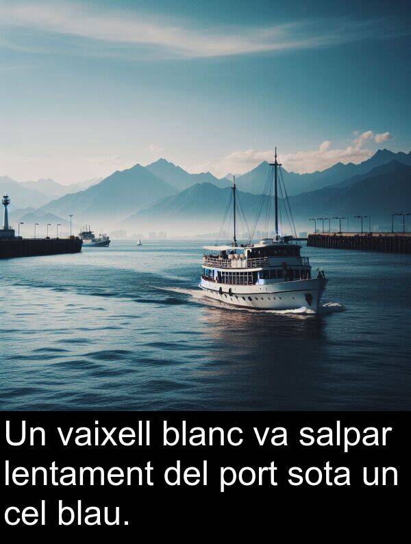 salpar: Un vaixell blanc va salpar lentament del port sota un cel blau.