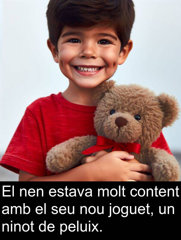 peluix: El nen estava molt content amb el seu nou joguet, un ninot de peluix.