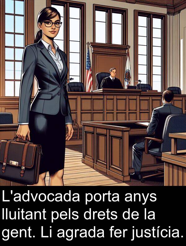 lluitant: L'advocada porta anys lluitant pels drets de la gent. Li agrada fer justícia.