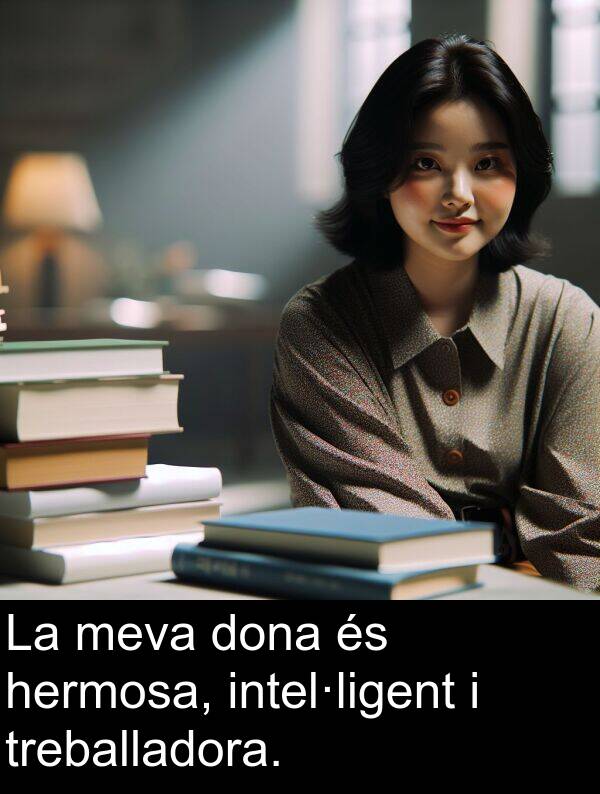 intel·ligent: La meva dona és hermosa, intel·ligent i treballadora.