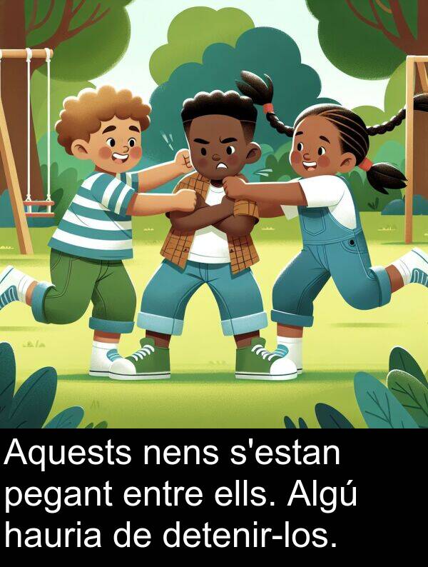 nens: Aquests nens s'estan pegant entre ells. Algú hauria de detenir-los.