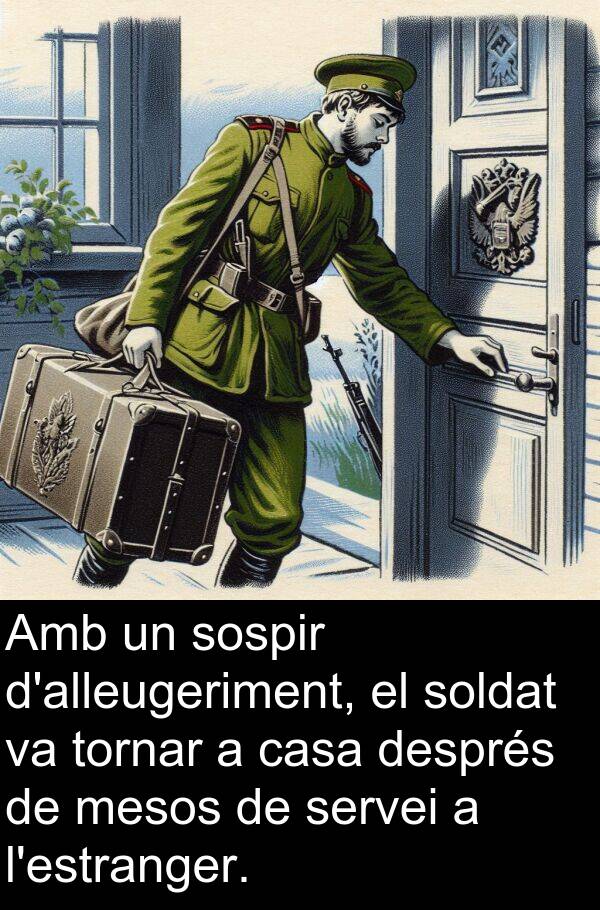 soldat: Amb un sospir d'alleugeriment, el soldat va tornar a casa després de mesos de servei a l'estranger.