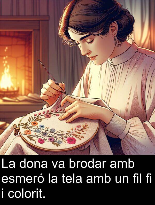 fil: La dona va brodar amb esmeró la tela amb un fil fi i colorit.