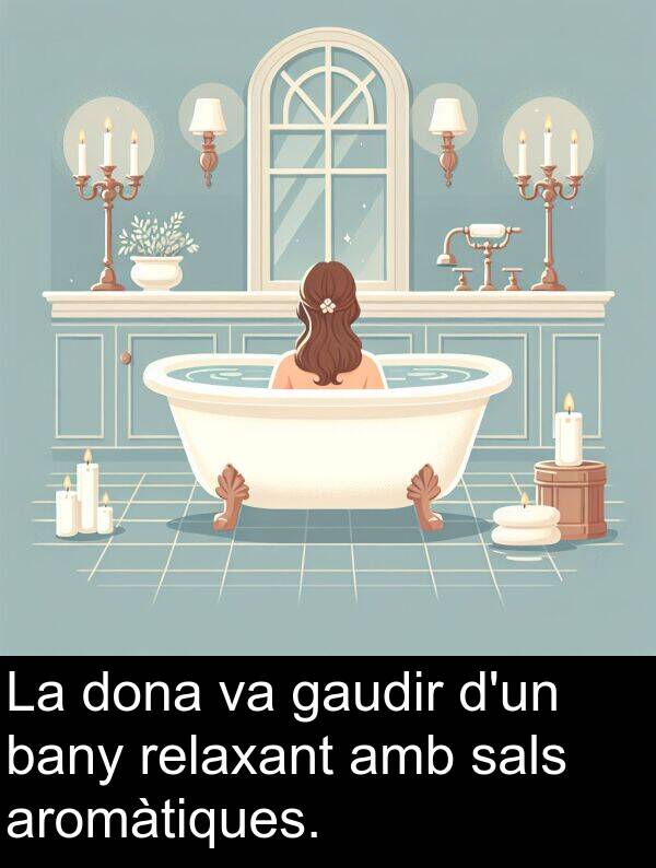 gaudir: La dona va gaudir d'un bany relaxant amb sals aromàtiques.