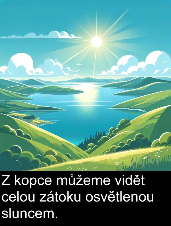 celou: Z kopce můžeme vidět celou zátoku osvětlenou sluncem.