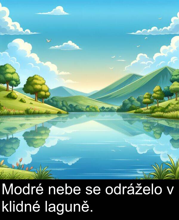 laguně: Modré nebe se odráželo v klidné laguně.