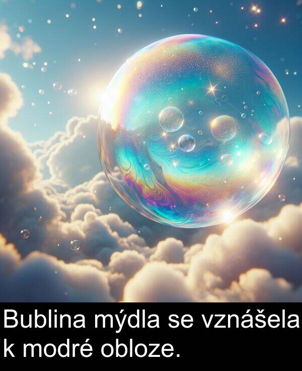 obloze: Bublina mýdla se vznášela k modré obloze.