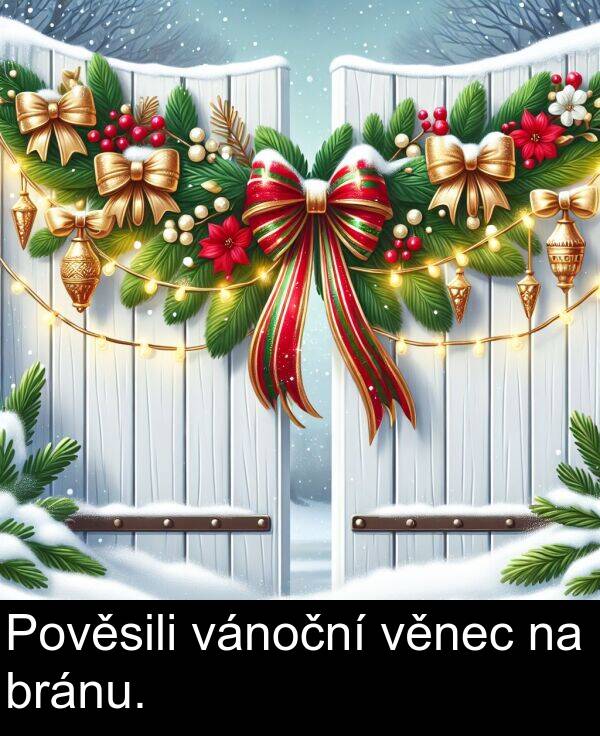 vánoční: Pověsili vánoční věnec na bránu.