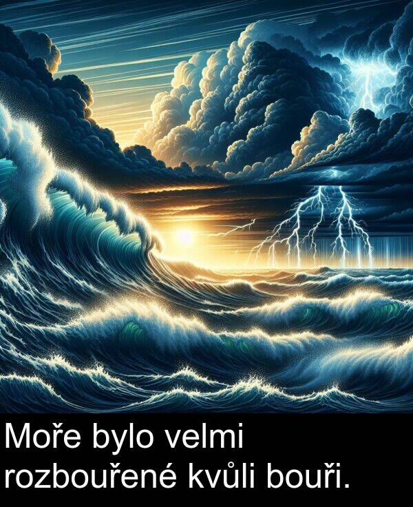 bylo: Moře bylo velmi rozbouřené kvůli bouři.