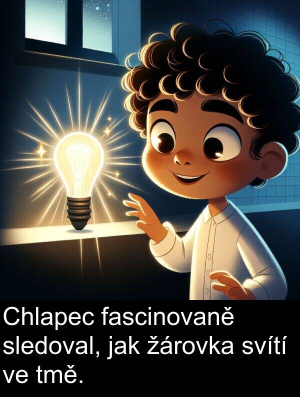 žárovka: Chlapec fascinovaně sledoval, jak žárovka svítí ve tmě.