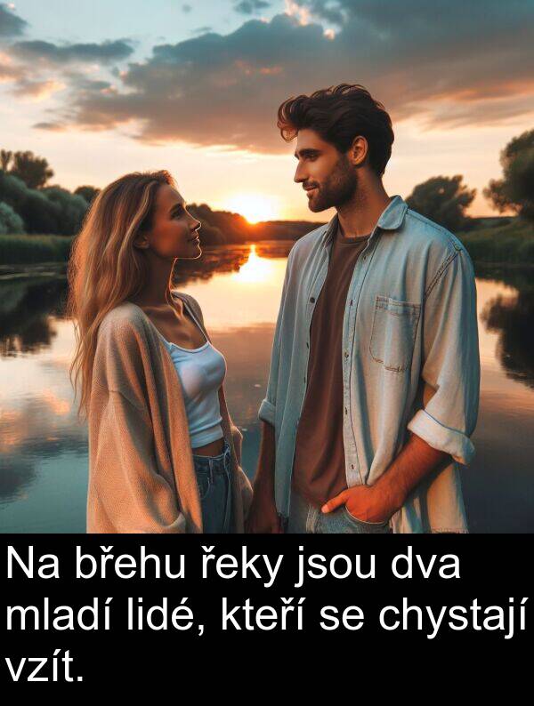 řeky: Na břehu řeky jsou dva mladí lidé, kteří se chystají vzít.