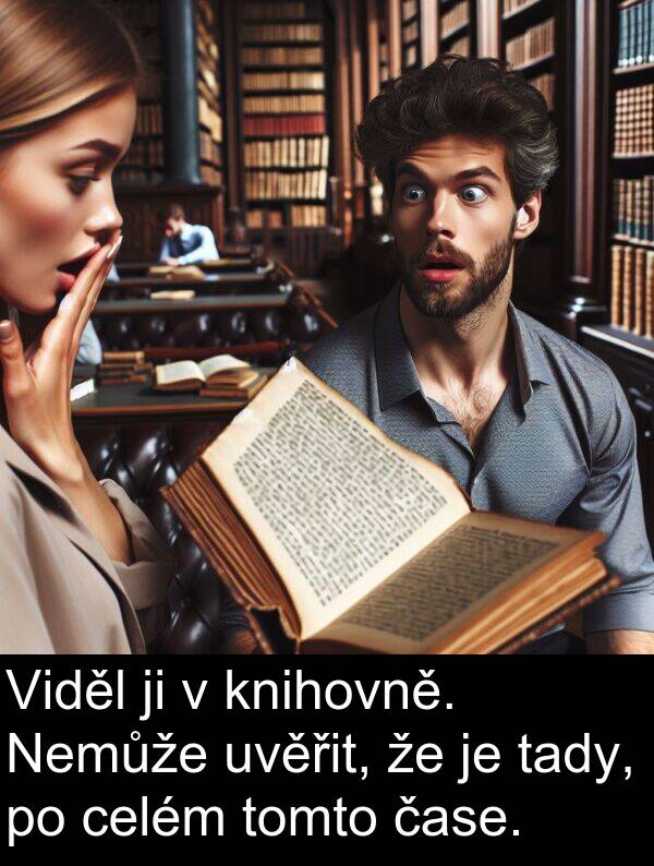 celém: Viděl ji v knihovně. Nemůže uvěřit, že je tady, po celém tomto čase.