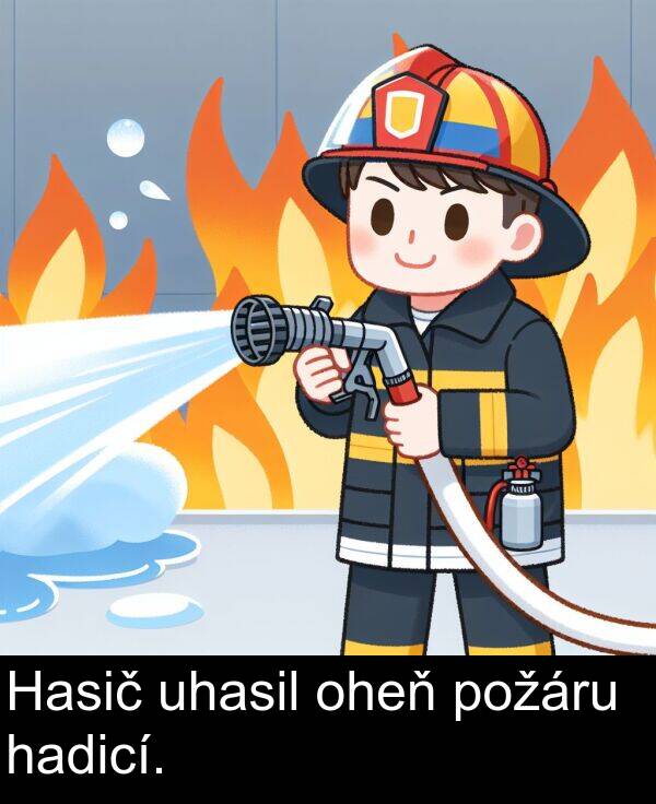uhasil: Hasič uhasil oheň požáru hadicí.