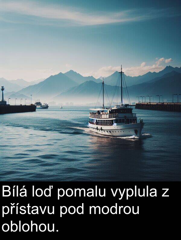 přístavu: Bílá loď pomalu vyplula z přístavu pod modrou oblohou.