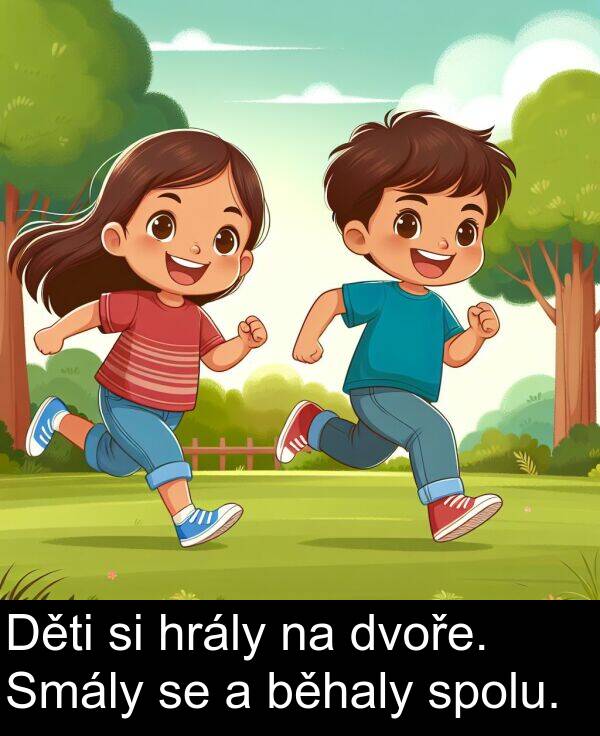 běhaly: Děti si hrály na dvoře. Smály se a běhaly spolu.